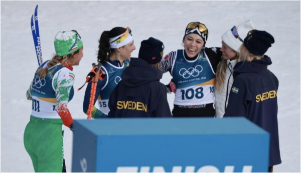 El triunfo del espíritu: la mexicana Regina Martínez llega última en esquí de 10 km en los JO de Invierno y es felicitada por las ganadoras
